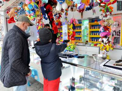 ...un nonno con il suo nipotino. � il bambino a impugnare la pistola ad aria compressa...